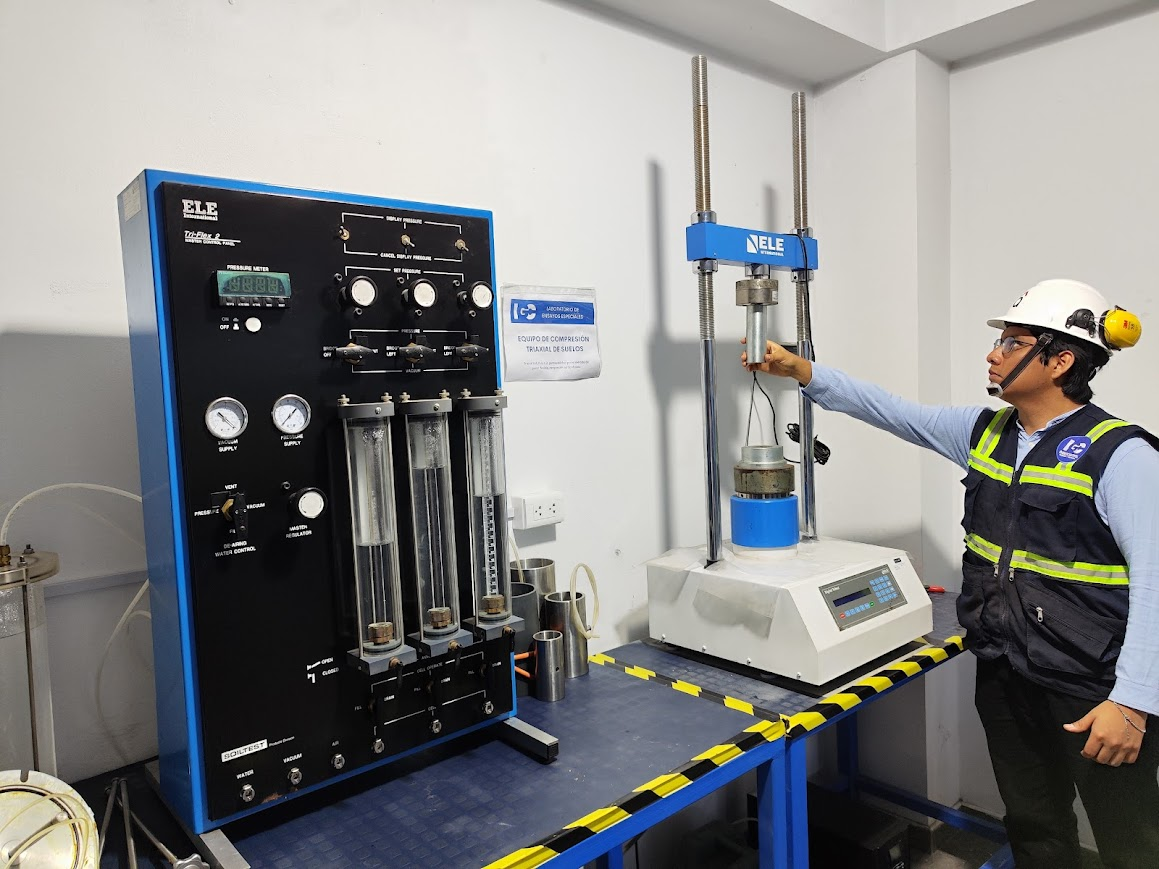 Equipo de compresión triaxial ELE en laboratorio ILTEC