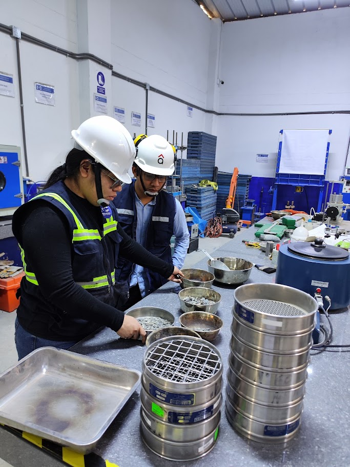 Técnico de ILTEC midiendo un cilindro de concreto con calibrador